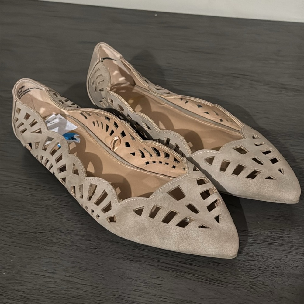 Report Beehive Elegant Beige Cutout Flats Women's Size 10Wide NWOT Neutral